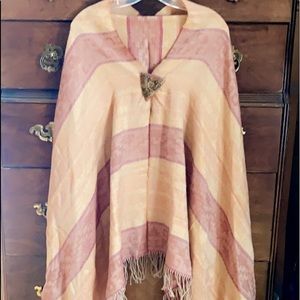LIKE NEW! ALPACA 🦙 111 SHAWL